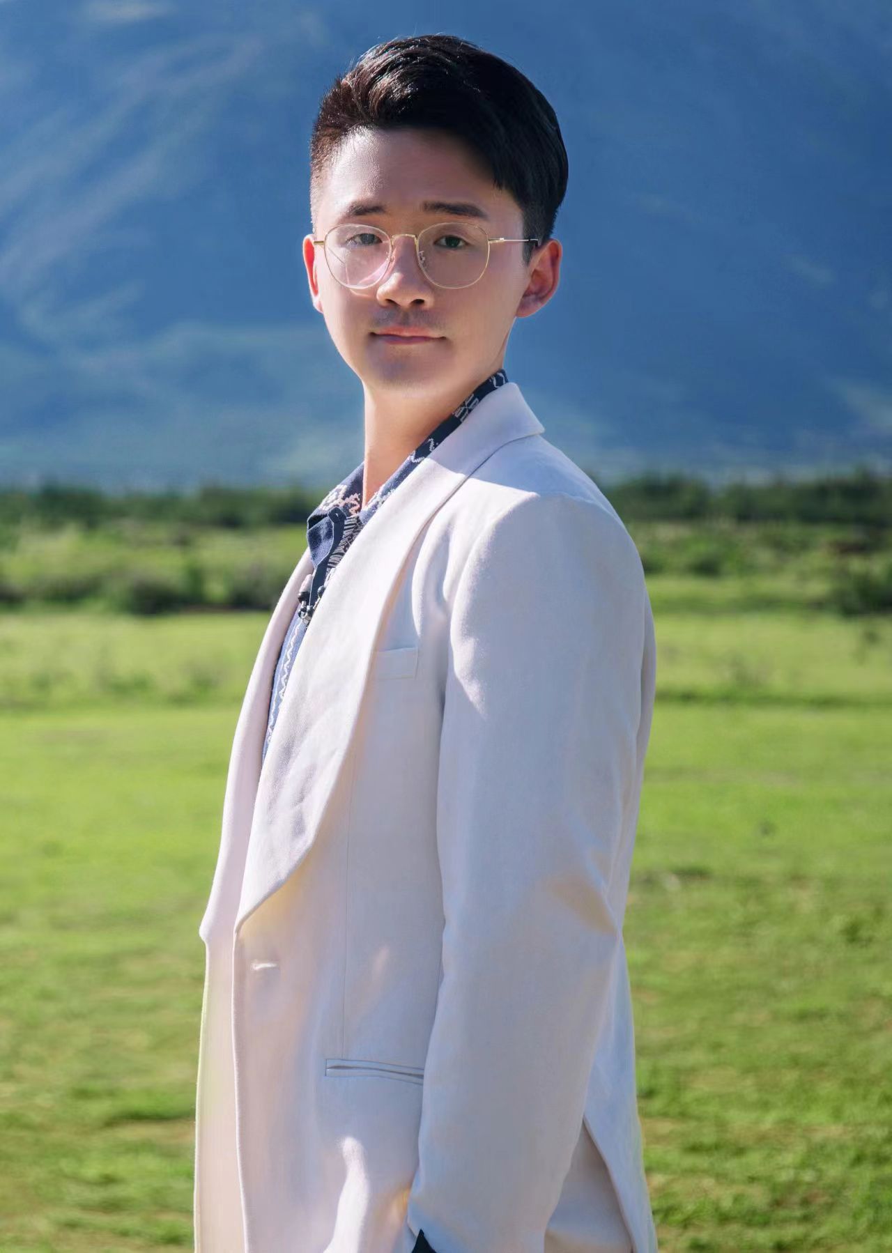 Retrieval-augmented Prompt Learning for Pre-trained Foundation Models