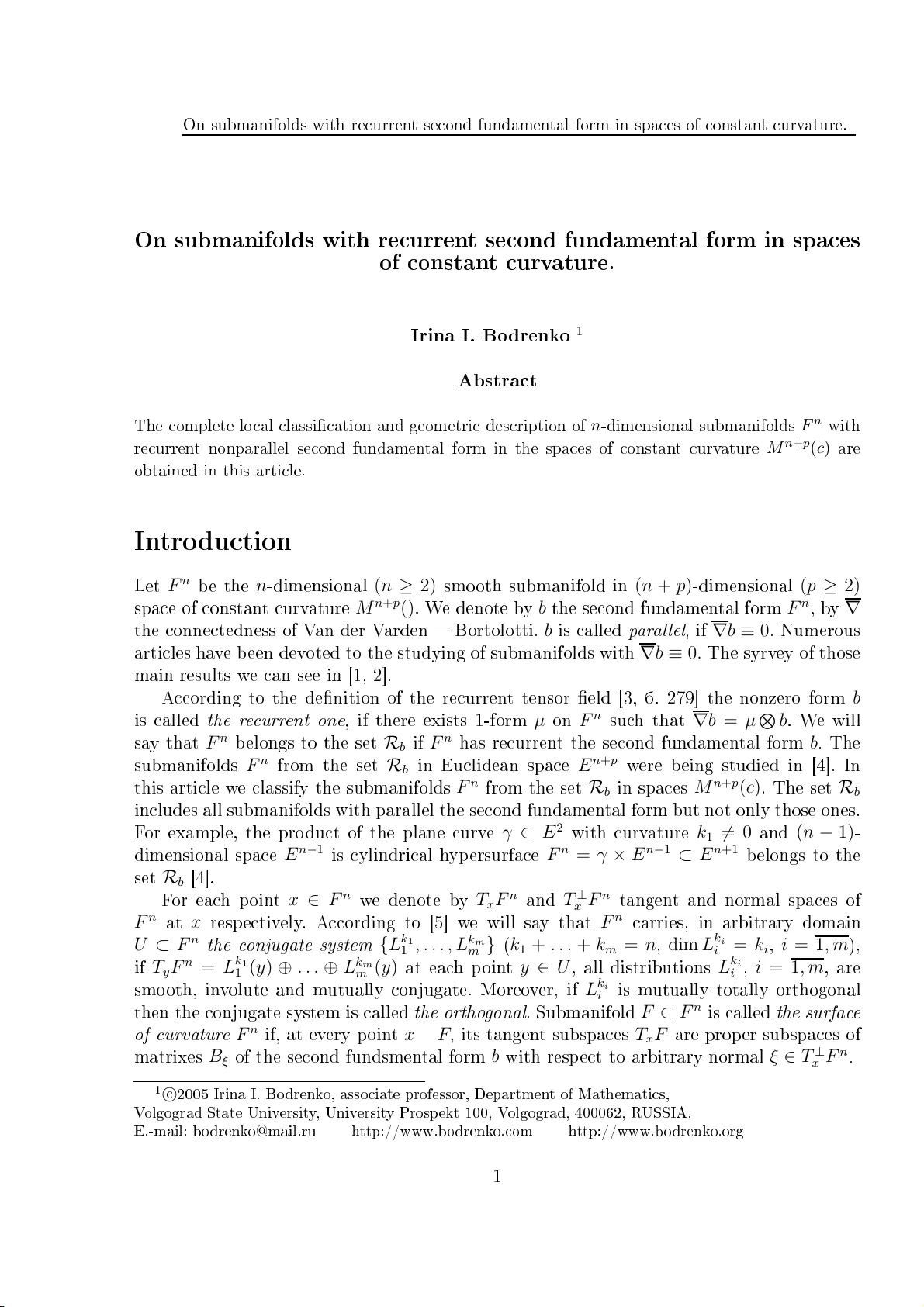 On submanifolds with recurrent second fundamental form in spaces of   constant curvature